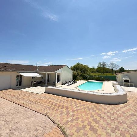 Maison Chaleureuse Avec Piscine Izon Luaran gambar