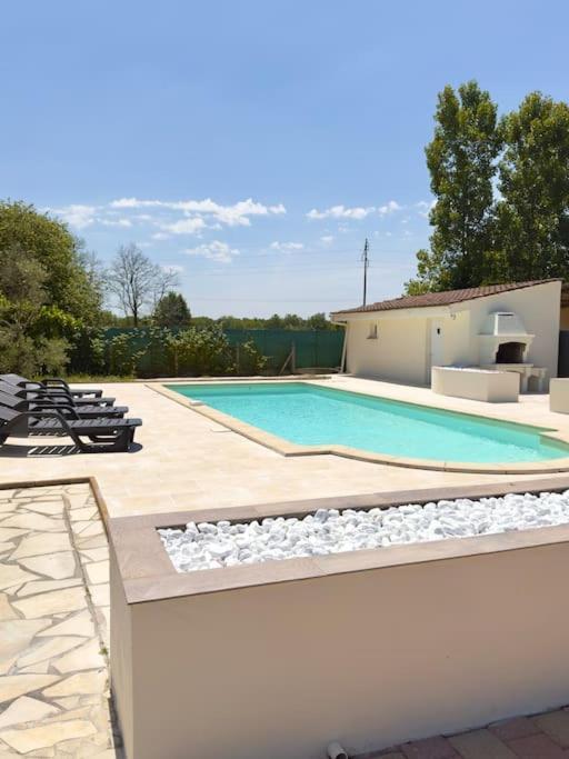 Maison Chaleureuse Avec Piscine Izon Luaran gambar